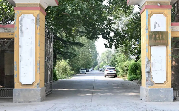 1978年，老董事长贺国兴担任国营新乡县拖拉机修造厂机修车间主任，经多方走访，最终带队自主研发出了拖修厂第一台振动设备，并成功供货太原钢铁厂