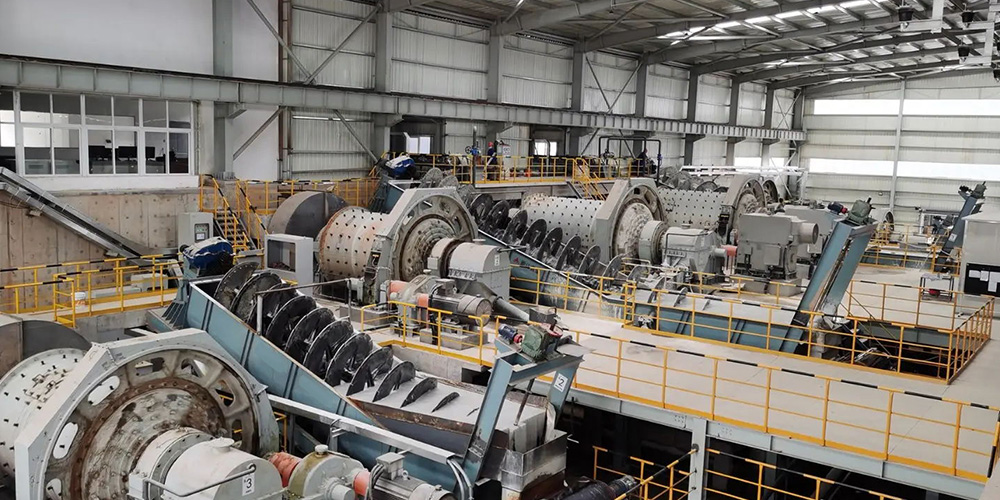 柳州某选矿厂重晶石脱水筛选加色选机提高矿石纯色度，提高矿石质量