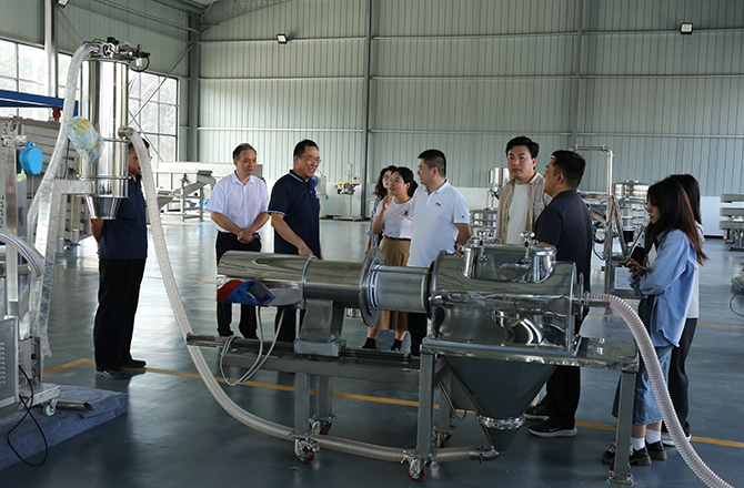 顶端新闻记者 邹皓羽 振动筛分、封头制造、金水电缆、中原农谷，一个个都是新乡市重点产业的响亮名片。 9月21日，“十大战略进行时——数智河南 豫见未来”采访团抵达新乡市，深入了解该市重点产业数智转型的产业布局情况。 振动产业看新乡，精细筛分高服强 “常说新飞冰箱好，以后是新乡筛分好?！痹谛孪缡懈叻阜只涤邢薰?，董事长贺占胥是一名务实者，从1982年创立公司至今，他已经在振动筛分行业深耕了30多年。 振动筛分行业虽是一个小众领域，但在工业生产制造中却发挥着关键作用?！吧阜肿饕凳侵匾纳方谥?，振动筛分设备相当于工业之肾，可以大幅提高生产原材料的品质质量和生产效率?！?贺占胥表示，无论客户提出多细微的筛分要求，我们百分百都能做好! 在贺占胥的带领下，公司专注于精准筛分设备的研发和制造，从概率筛分到准确分级，从无尘筛分过滤到构建智能化筛分系统，解决了在精细筛分领域众多“卡脖子”难题，成功研发出国内首套新型超精细气流筛分机，随着创新突破，还研制出了旋振筛、超声筛等多项新产品，成为精细筛分行业中的领先者，2021年获评国家级专精特新“小巨人”企业。 “从创新驱动的角度来说，我们目前获准有400多项国家专利?！备叻阜只涤邢薰狙蟹⒉扛弊芡踉竞颖硎荆敬葱陆籼谐⌒枨?，在精细筛分领域做到了设备品种最全，用户最广?！懊磕晖度氲目蒲芯颜枷凼杖氲?%-7%?！?据了解，新乡县现有振动设备生产企业334家，配套生产企业110余家，形成了完整的上下游产业链，全国振动机械总产量60%来自新乡。2022年，新乡县的振动产业占全国市场80%。2023年4月，新乡县被中国重型机械工业协会授予“振动之都”称号。 来源：顶端新闻