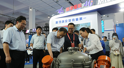 中原农谷第二届振动机械产业博览会盛大开幕，新乡市长魏建平亲临高服展区指导工作