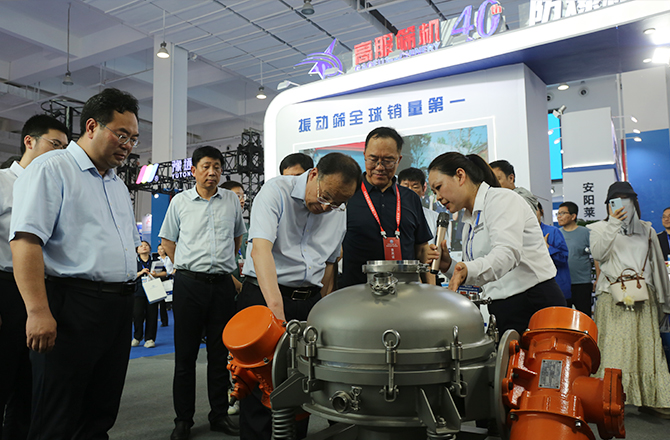 中原农谷第二届振动机械产业博览会盛大开幕，新乡市长魏建平亲临高服展区指导工作