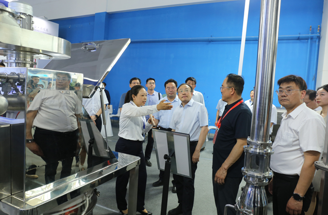 中原农谷第二届振动机械产业博览会盛大开幕，新乡市长魏建平亲临高服展区指导工作